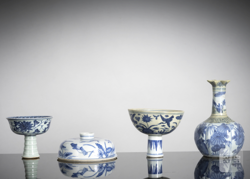 Two stemcups, a kendi and a lcover made of porcelain with underglaze blue decoration - 图3